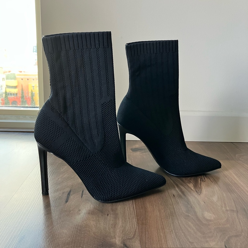 Steve Madden- Discreet- Ankle Boots in Black